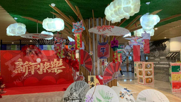 幼儿园户外儿童画美术展图片