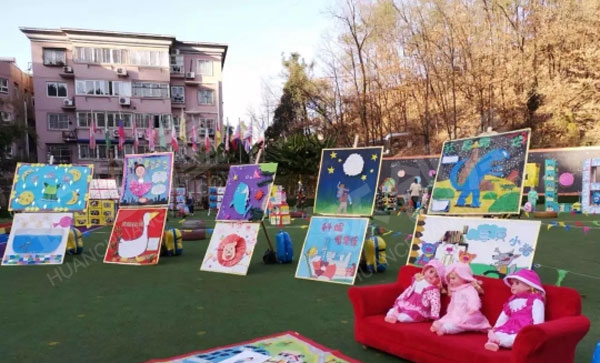 幼儿园户外画展和废旧材料制作的绘本画图片