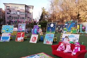 幼儿园户外画展和废旧材料制作的绘本画图片8张