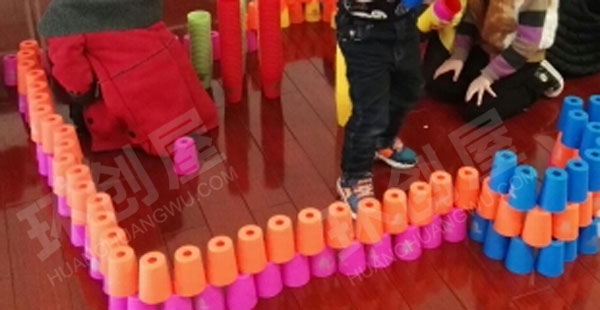 幼儿园建构区叠杯房子图片