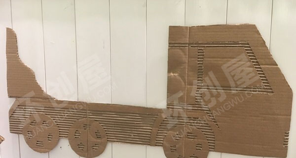 幼儿园建构区墙面布置废旧利用纸箱搭建城堡图片