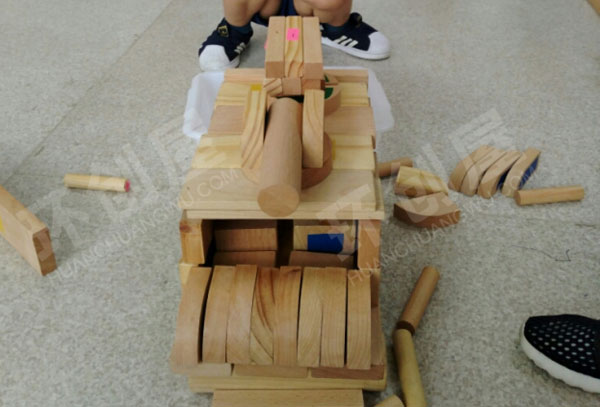幼儿园建构区原木积木车子图片