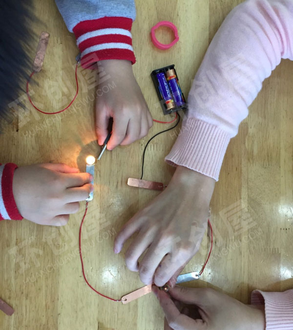 幼儿园科学区会发光的电科学实验图片