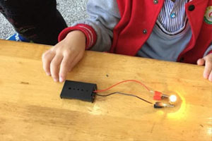 幼儿园科学区会发光的电科学实验图片3张
