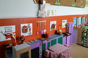 幼儿园角色游戏小餐厅装饰图片2张