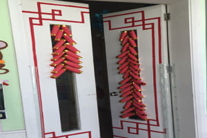 幼儿园新年门窗红鞭炮装饰图片