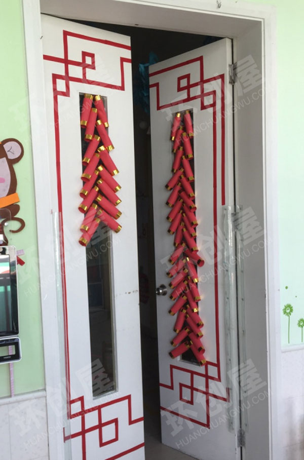 幼儿园新年门窗红鞭炮装饰图片