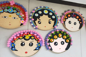 幼儿园走廊布置美术作品宫廷风格图片2张