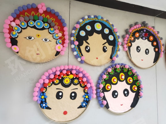 幼儿园走廊布置美术作品宫廷风格图片
