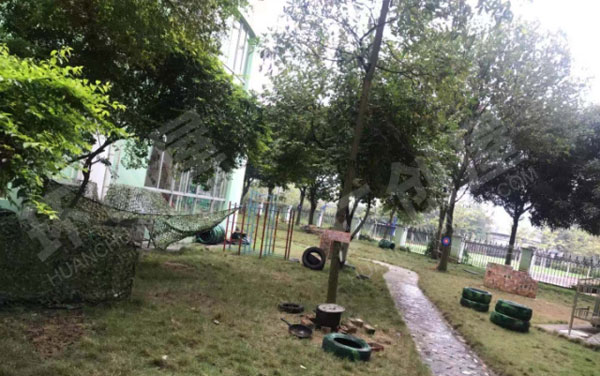 幼儿园户外环创游玩区各种设备图片
