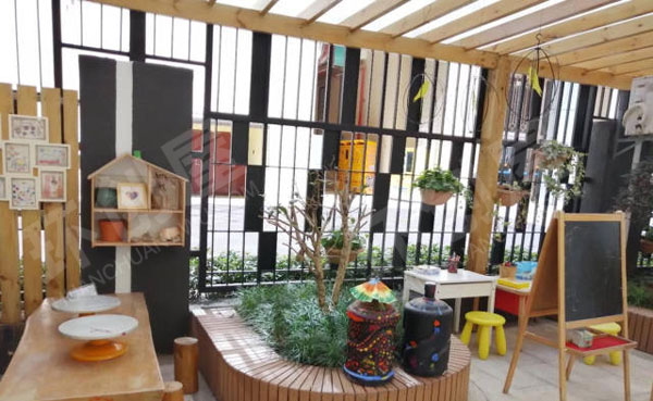 幼儿园户外环创丰富多彩的植物角图片