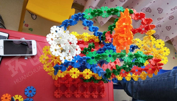 幼儿园建构区雪花片摩天轮搭建图片