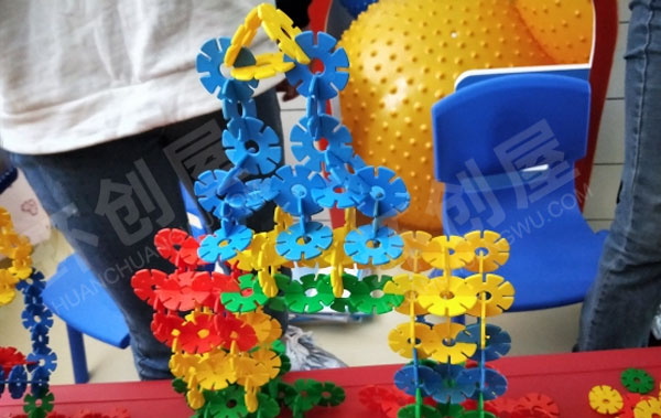 幼儿园建构区雪花片摩天轮搭建图片