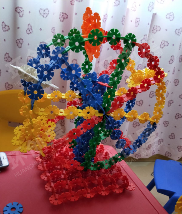 幼儿园建构区雪花片摩天轮搭建图片