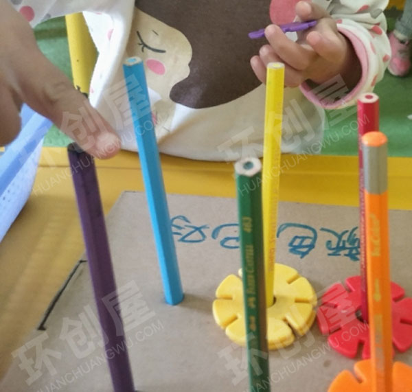 幼儿园益智区颜色配对图片