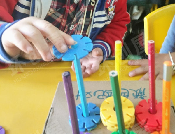 幼儿园益智区颜色配对图片