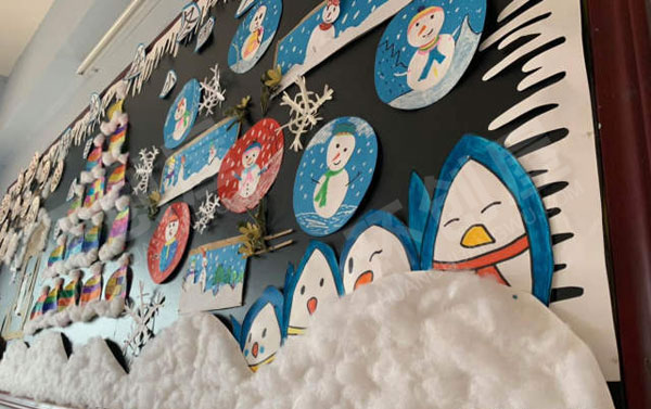 幼儿园冬天主题卡通风小雪人墙面布置图片