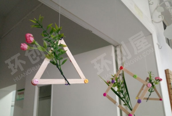 幼儿园冰棍签与扣子自制花束挂饰图片