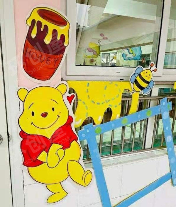 幼儿园门窗装饰维尼熊环创图片