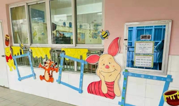 幼儿园门窗装饰维尼熊环创图片