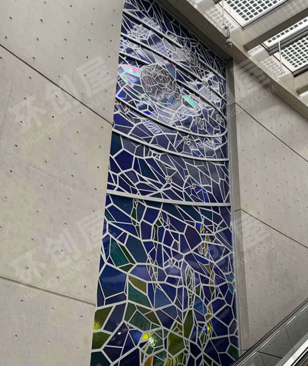 幼儿园自然大厅的装饰作品展示图片