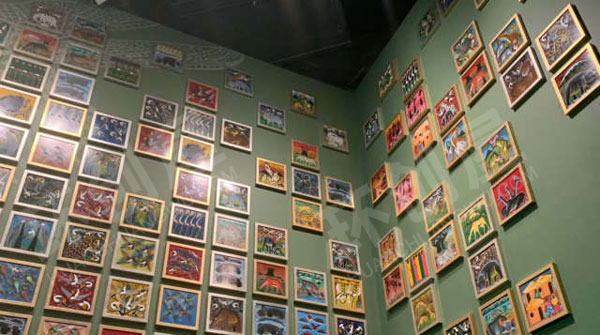 幼儿园自然大厅的装饰作品展示图片