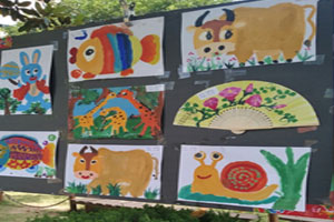 幼儿园户外展板动物主题水彩画作品展图片3张
