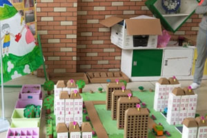 幼儿园建构区废物利用自制玩教具图片4张