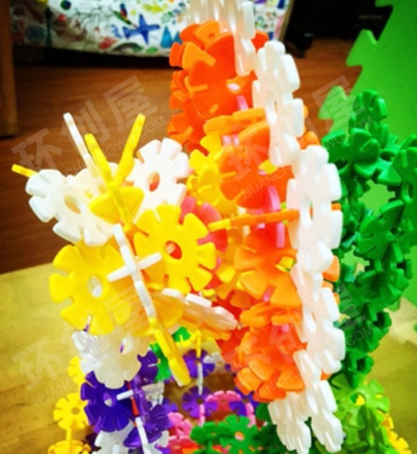 幼儿园建构区搭建雪花片向阳花图片