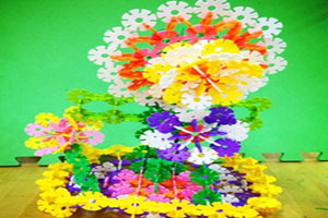 幼儿园建构区搭建雪花片向阳花图片2张