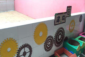 幼儿园建构区纸盒自制小车图片2张