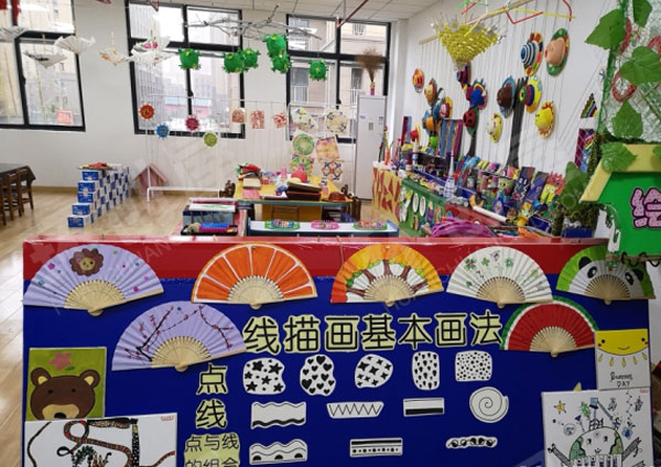 幼儿园美工区专用活动室各种美术作品图片