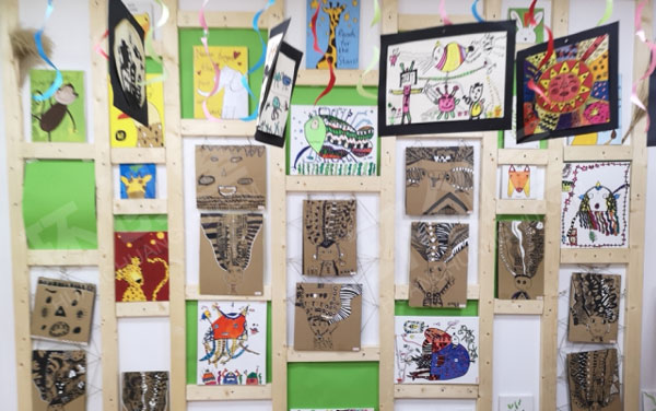 幼儿园美工区专用活动室各种美术作品图片