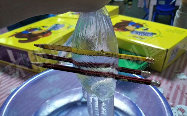 幼儿园科学区不会漏水的袋子图片