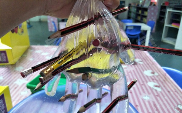 幼儿园科学区不会漏水的袋子图片