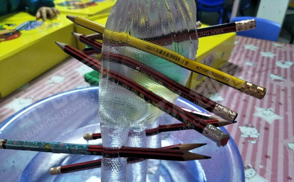 幼儿园科学区不会漏水的袋子图片