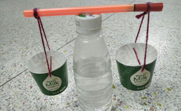 幼儿园科学区瓶罐制作天平图片