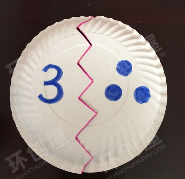 幼儿园益智区纸盘上的数字图片