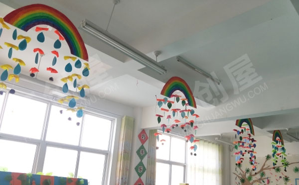 幼儿园教室五颜六色的彩虹吊挂饰图片