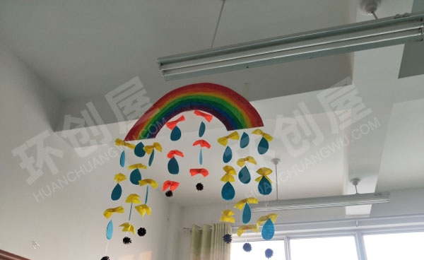 幼儿园教室五颜六色的彩虹吊挂饰图片