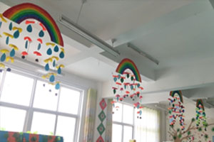 幼儿园教室五颜六色的彩虹吊挂饰图片3张