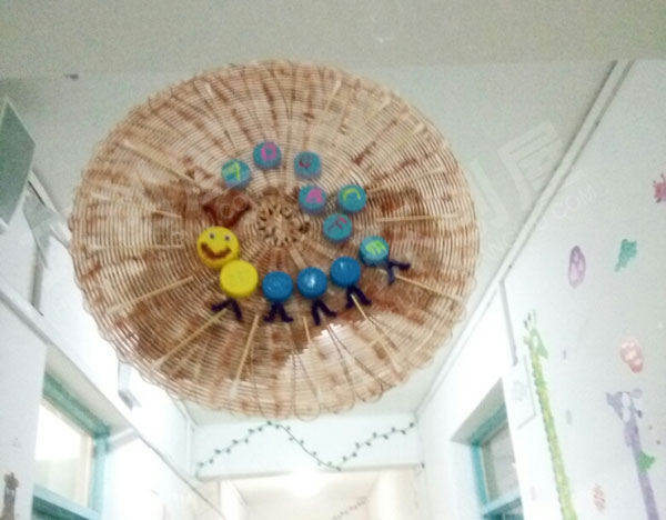 幼儿园走廊卡通冰棍拼搭动物挂饰图片