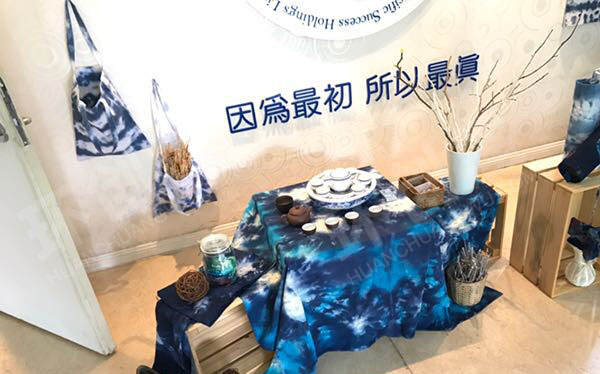 幼儿园青花瓷扎染大厅作品展示图片