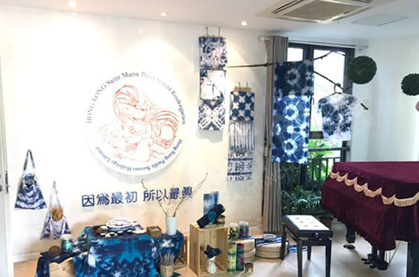 幼儿园青花瓷扎染大厅作品展示图片