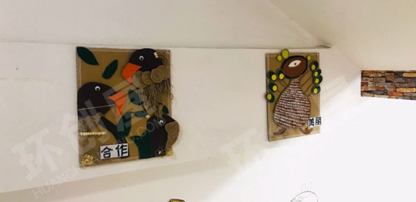 幼儿园作品展示楼梯墙面卡通小人物环创图片