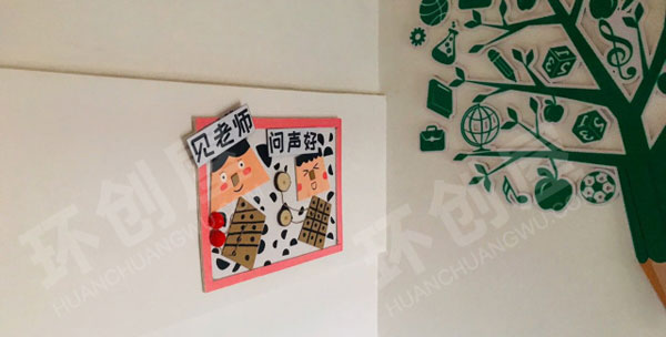 幼儿园作品展示楼梯墙面卡通小人物环创图片