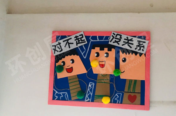 幼儿园作品展示楼梯墙面卡通小人物环创图片