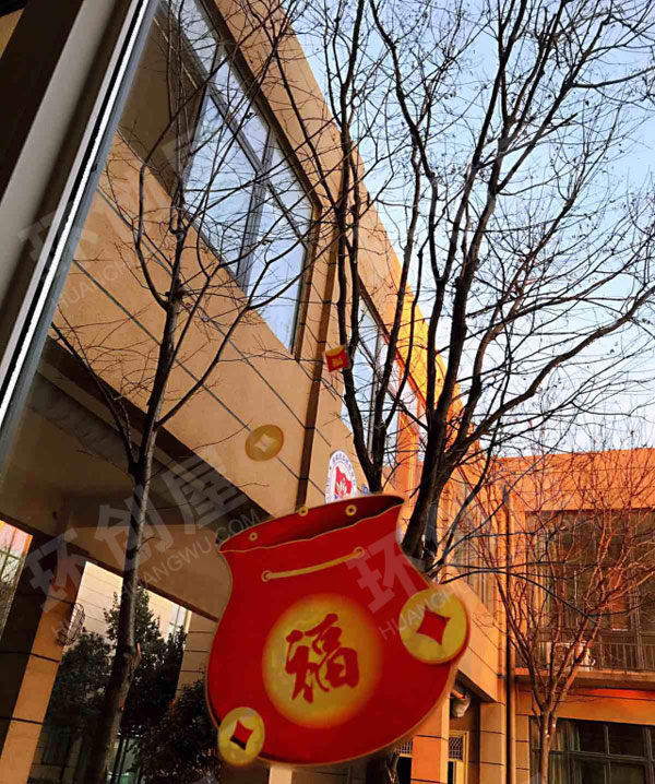 幼儿园户外环创元旦树枝挂饰图片