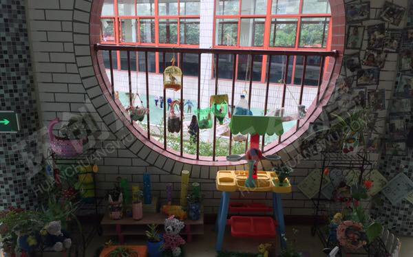 幼儿园户外走廊卡通有趣的娃娃家摆设图片