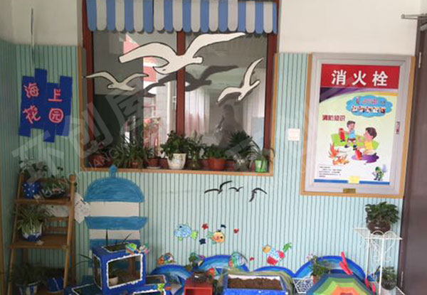 幼儿园户外走廊卡通有趣的娃娃家摆设图片